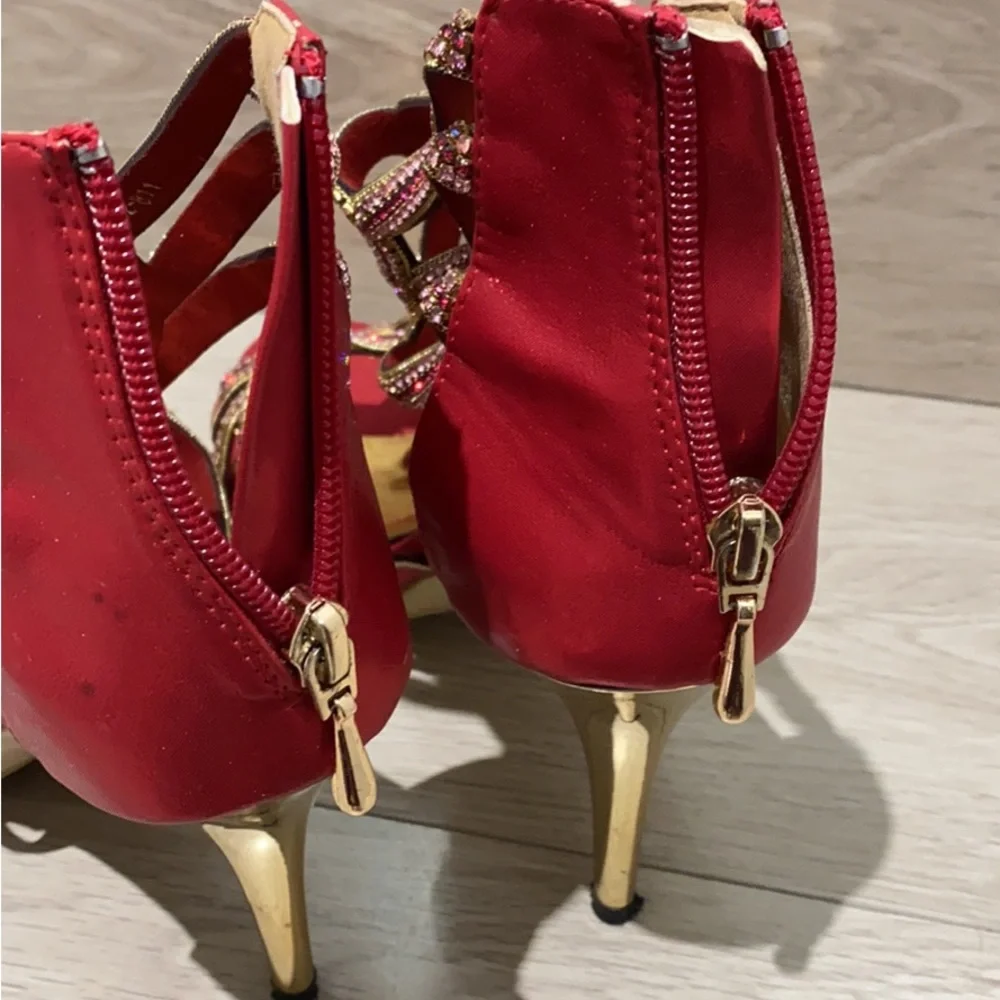 Red Heels - Picture 4 of 5